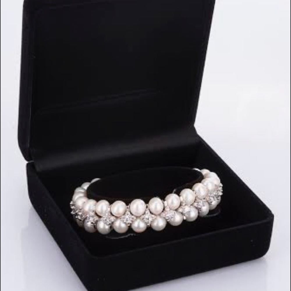 Classic Pearl and Crystal Stretch Bracelet - White